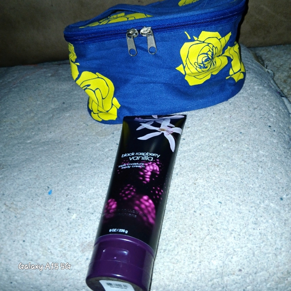 🗿Black Cherry Vanilla Body Cream & Blue Travel-sized Cosmetic Bag 👝